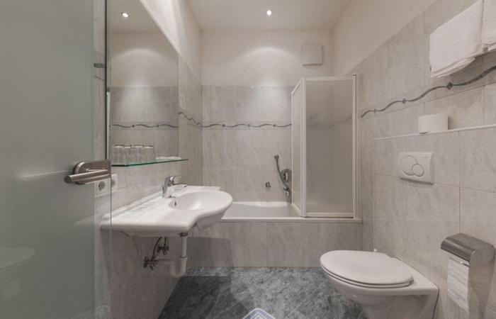 Hotel Angelica Мерано Экстерьер фото